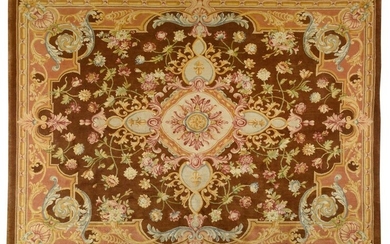 Important carpet at the point of the Soap Factory of the XXth of style XVIIth century. Wool velvet on cotton foundations. Tobacco field with a central cruciform medallion with reserves of royal fleurs-de-lis and garlands of floral compositions in...