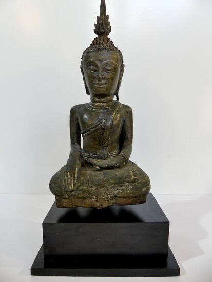 Intéressant Bouddha en bronze assis dans…