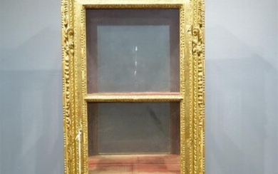 (-), Italiaanse goudbeschilderde vitrinekast bekroond door schelpvormige kroon...