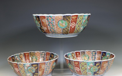 Japan, a set of three Imari porcelain bowls, Meiji period (1868-1912)