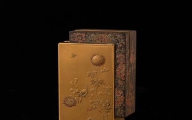 Japon, période Meiji Petite boîte en laque représentant deux livres l un sur l autre,...