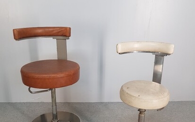 LOT de deux assises : - SIEMENS - Chaise industrielle en métal et skaï brun,...