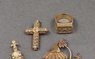 LOT d'or comprenant : Deux pendentifs Une croix Une bague chevalière TDD 53 Poids :...