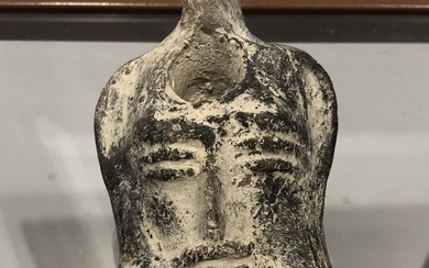 Lampe à huile en terre cuite patinée à décor d'un visage. Carthage, époque Romaine ou...