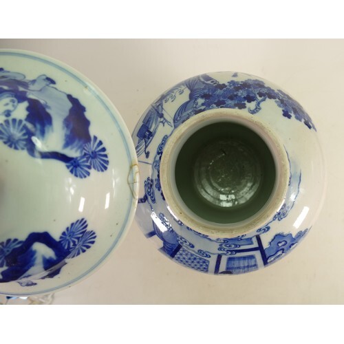 Large 18th/19th century Chinese blue & white baluster lidded...