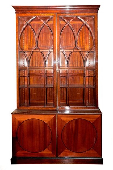 Large English cabinet, early 19th century. Lower body with double door with shelves and drawers inside. Upper part with double glazed door with moulding forming tracery of pointed arches. Divided into five heights. With key. M