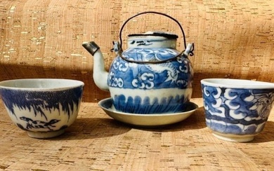 Lot of 4 CHINESE Blue & White Teapot with dowuble-arch Brass Handles, 2 cups and saucer 19th century