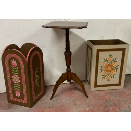 Lotto composto da un tavolino tripode in legno e due portaombrelli in legno dipinto (difetti)