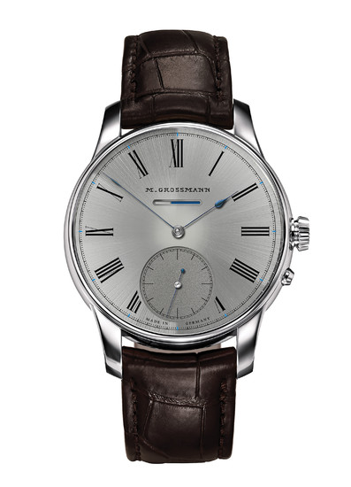 MORITZ GROSSMANN RÉSERVE DE MARCHE CLASSIQUE Power-reserve indicator in white and blue Design with black Roman numerals and the Moritz Grossmann logo in typography dating from 1875. Signature of manufactory founder Christine Hutter on the back