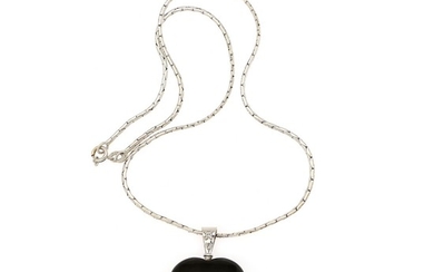 Magnus Enna, Reeslev: An onyx and diamond pendant set with a polished onyx and two diamonds, mounted in 14k white gold. Chain of 18k white gold. L. 43 cm. (2)