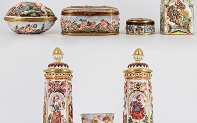 Manifatture diverse, secolo XIX-XX. Lotto composto da tre diversi contenitori con coperchio, una tabacchiera, coppia di vasi con coperchio e…