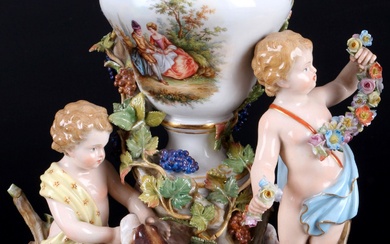 Meissen Urnenvase mit zwei Putten 1.Wahl, Knaufmarke, urn vase with cherubs 1st choice