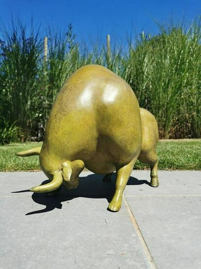 Modern designed sculpture of a bull - Patinated bronze