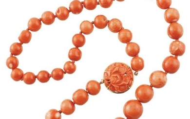NECKLACE with a thread of sloping coral balls...