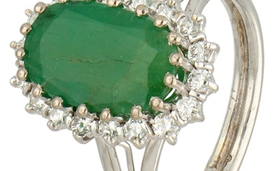 No Reserve - 14K Witgouden vintage entourage ring bezet met ca. 2.50 ct. smaragd en diamant.