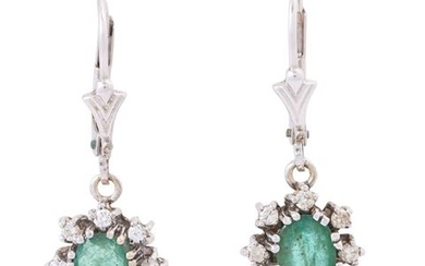 Ohrhänger mit ovalen Smaragden umgeben von Diamanten