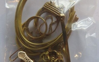 Or - 69 g or 750 millièmes, débris de bijoux (bracelet, 3 bagues, 1 paire de boucle d'oreille, 1 croix, 1 épingle et 1 pince à cravate)