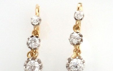 PAIR OF DORMEUSES in 750 thousandths yellow gold retaining three old cut diamonds each. Length: 3 cm Gross weight: 4.08 gr. A pair of yellow gold earrings with three diamonds