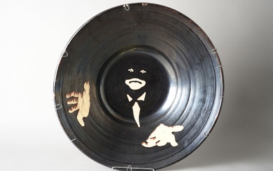 POTERIE DE CIOUSCLAT. Important plat en céramique emaillée représentant Amstrong ? Egrenures. D.52 cm.