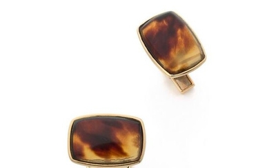 Pair of cufflinks in 18K yellow gold (750‰) and tortoiseshell Production of the 1950