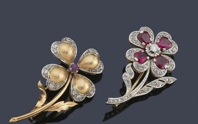 Pair of flower brooches in 18K yellow gold and platinum