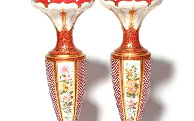 Paire de vases en verre de Bohème, 19ème siècle, les formes élancées recouvertes de blanc...