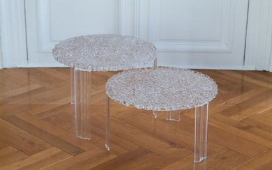 Patricia URQUIOLA (née en 1961), éditions Kartell. Paire de guéridons tripodes modèles "T-Table" en plexiglass...