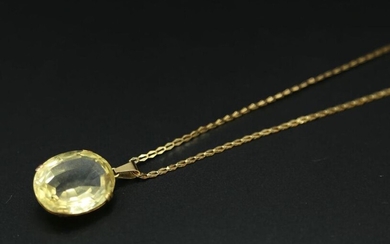 * Pendentif serti d'une pierre ovale jaune monture et chaîne en or jaune 750 millièmes - Poids brut : 19.17 g