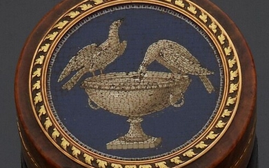 Petite boîte ronde en racine de bruyère, ornée d'une micromosaïque représentant deux colombes buvant. Monture...