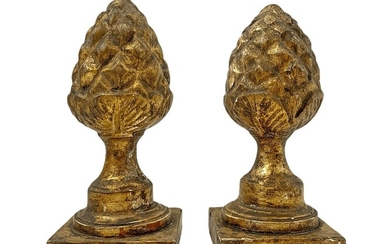 Petites pommes de pin en bois doré, 19e siècle. H 19 cm, base 8x8 cm...