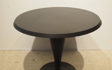 Philippe Starck / Kartell : Table haute, plateau circulaire en plastique noir, pied tulipe, H:...