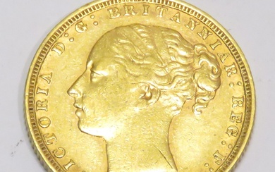 Pièce en or "Souverain, Reine Victoria, jeune" datée de 1871. Poids : 7g99. Diam :...