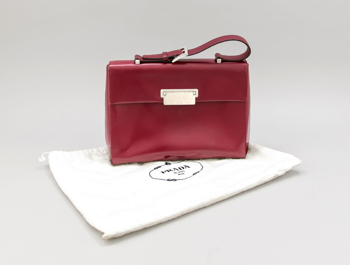 Prada Damenhandtasche, Italien, 20. Jh. Bordeaux-rotes Kalbsleder. Schlaufen-Trage...