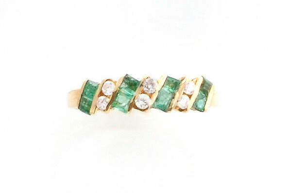 RING in 14K yellow gold, set with 6 brilliant-cut diamonds and 8 calibrated emeralds. TDD: 49. Gross weight: 1.7 gr. A yellow gold and emerald ring.