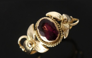 RING in yellow gold, the frame with floral decoration retaining a garnet in closed setting. gross weight 5 g