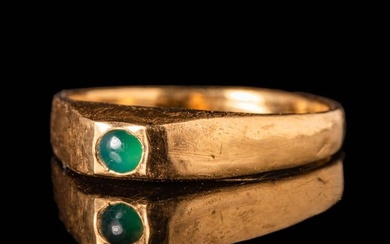 ROMAN GOLD FINGER RING WITH EMERALD CABOCHON IN SQUARE BEZEL