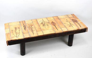 Roger CAPRON (1922-2006). Table basse rectangulaire, le plateau agrémenté de carreaux de céramique à décor...
