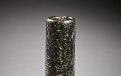 SCEAU-CYLINDRE AU NOM DU CHEF DE HAREM DE PÉPI II EN SERPENTINE Art égyptien, Ancien Empire, VIe dynastie, règne de Pépi II, 2280-2...