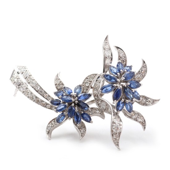 Sapphire and diamond brooch set with with numerous faceted sapphires and brilliant- and single-cut diamonds, mounted in 18k white gold. L. 5 cm.