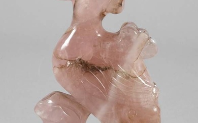 Sculpture figurative en pierre Chine, XXe siècle, sculptée en quartz rose finement veiné, représentation légèrement...