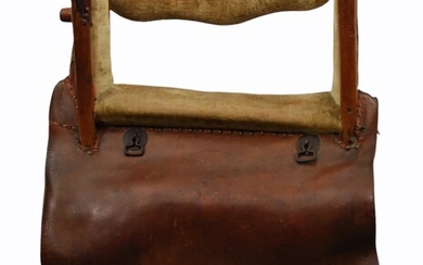 SelleBois recouvert de velours beige et cuir. 77 x 61 x 50 cm.