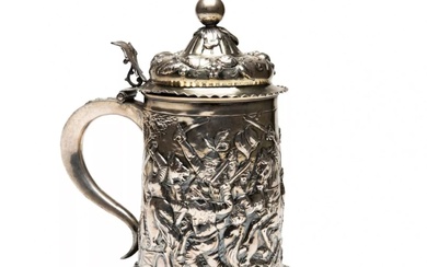 Silver beer goblet with battle scenes. First half of the...