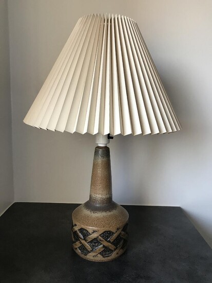 NOT SOLD. Søholm Keramik: A stoneware table lamp modelled with relief decor, decorated with brown glaze. H. incl. shade holder 50 cm. – Bruun Rasmussen Auctioneers of Fine Art