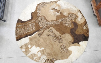 TEPPICH SIEGEL : Tapis de forme ronde en laine à décor camouflage brun. Circa 1970....