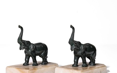 TRAVAIL ART DÉCO Paire de serre-livres aux éléphants en bronze à patine vert sapin, socle...