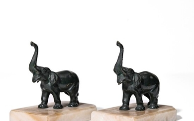 TRAVAIL ART DÉCO Paire de serre-livres aux éléphants en bronze à patine...