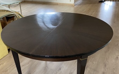 Table ronde en placage de bois façon acajou,... - Lot 426 - Art Valorem