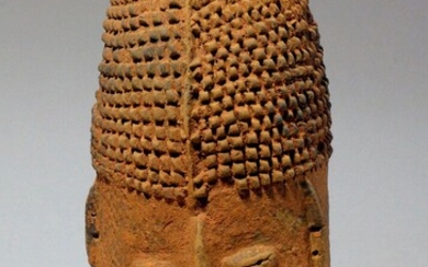 Tête Bura (Burkina faso) Elégante tête de forme conique (intérieur évidé) en terre cuite. Les...