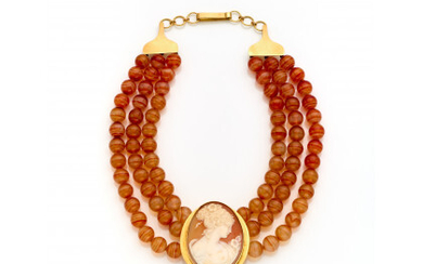 Three strand red banded agate bead necklace with a yellow gold clasp and in the centre a cm 4.6 circa...