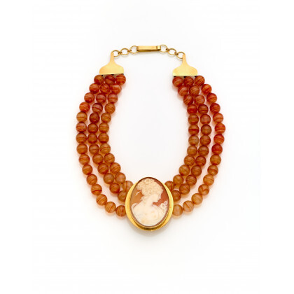 Three strand red banded agate bead necklace with a yellow gold clasp and in the centre a cm 4.6 circa...